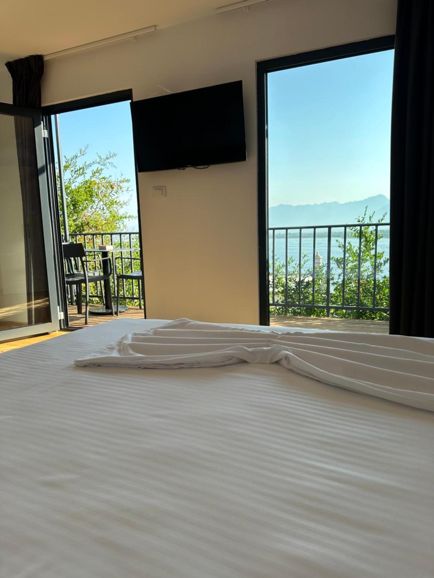 שקודר Lake Escape Villa Shiroke מראה חיצוני תמונה